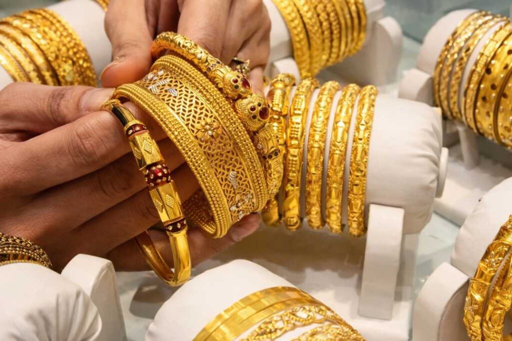 দিনে পতন, রাতে স্বর্ণের দামে বড় লাফ